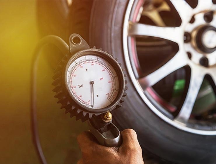 Mi történik, ha túl magas nyomású gumikat használok?