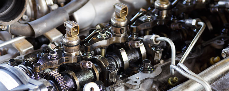 Old engine repair fuel injection.Common rail diesel injection system on track